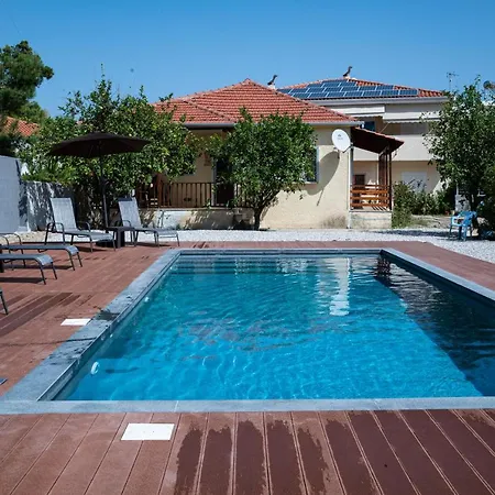 Elegant House By The Sea With Pool Ferienhaus Akráta