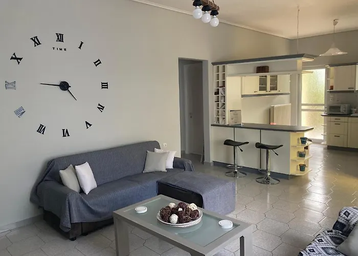 Elegant House By The Sea With Pool 度假居