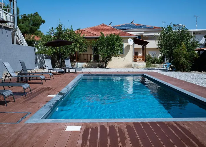 Elegant House By The Sea With Pool Semesterbostad Akrata