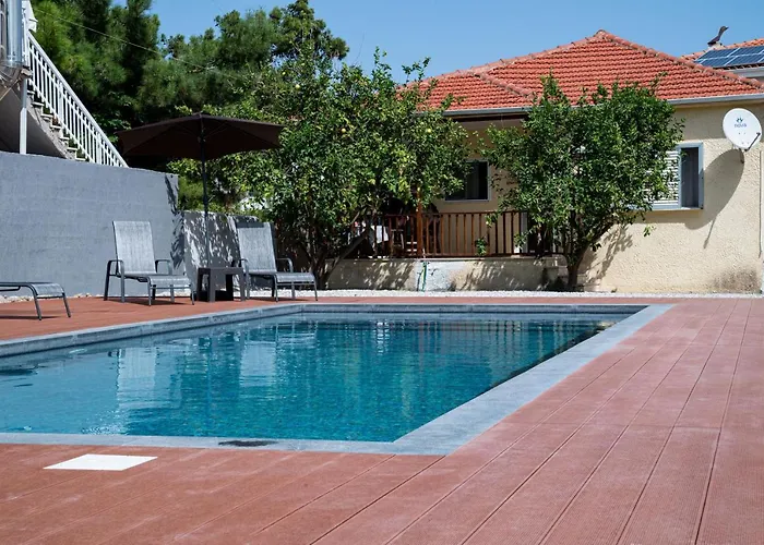 Semesterbostad Elegant House By The Sea With Pool